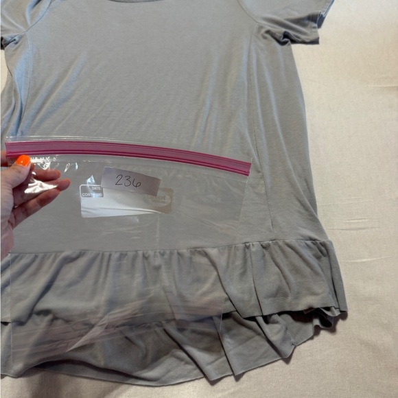 Zenana Premium Gray Ruffle Hem Women's Top Size 18 - Picture 2 of 9